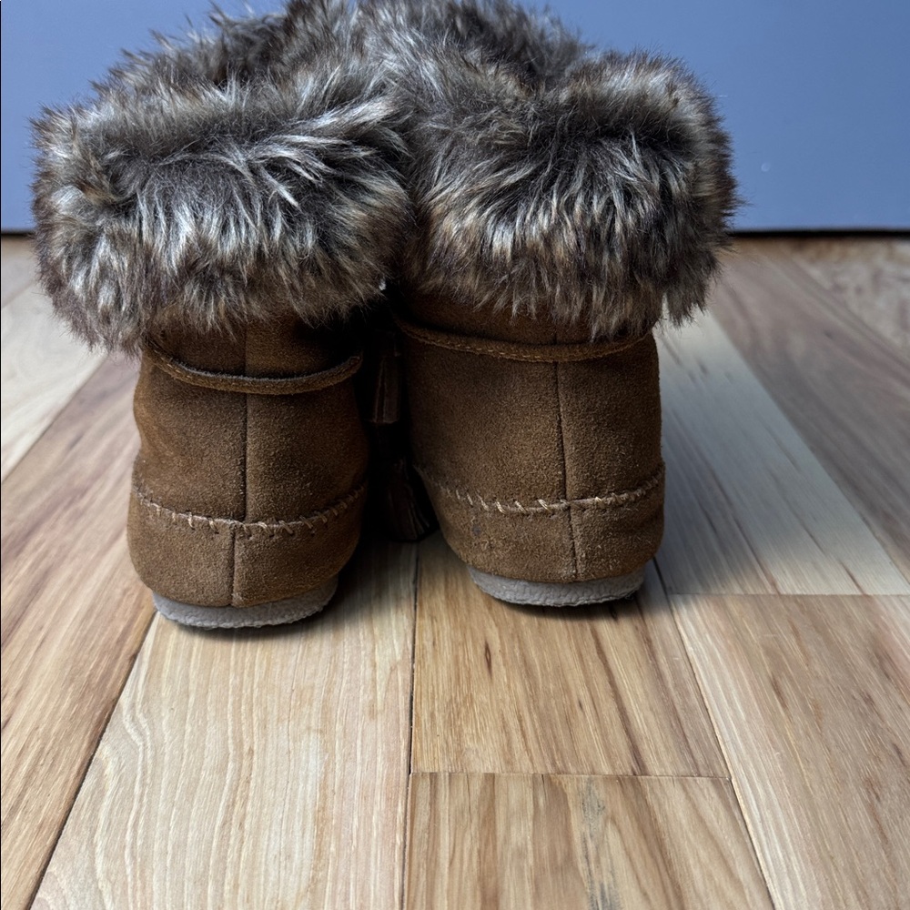 Minnetonka Faux Fur Trim Ankle Boots | Cozy Suede Moccasin Booties | Size 10 - Picture 6 of 10